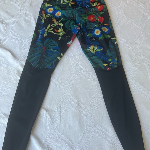 Nike Dri-FIT Women’s Leggings Black Tropical Floral Print Size Medium Activewear - Picture 2 of 4